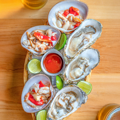 Clientes disfrutando en Cocomar Marisquería