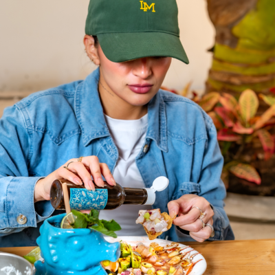 Cóctel fresco servido en la barra